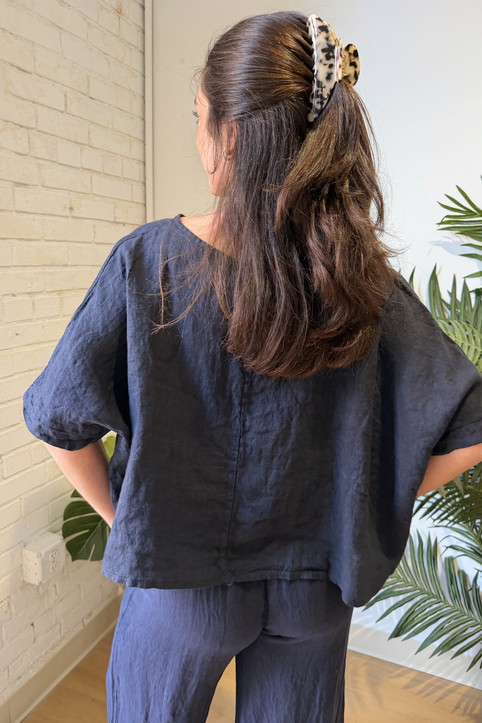 Daisy Linen V-neck Dolman Top - Navy