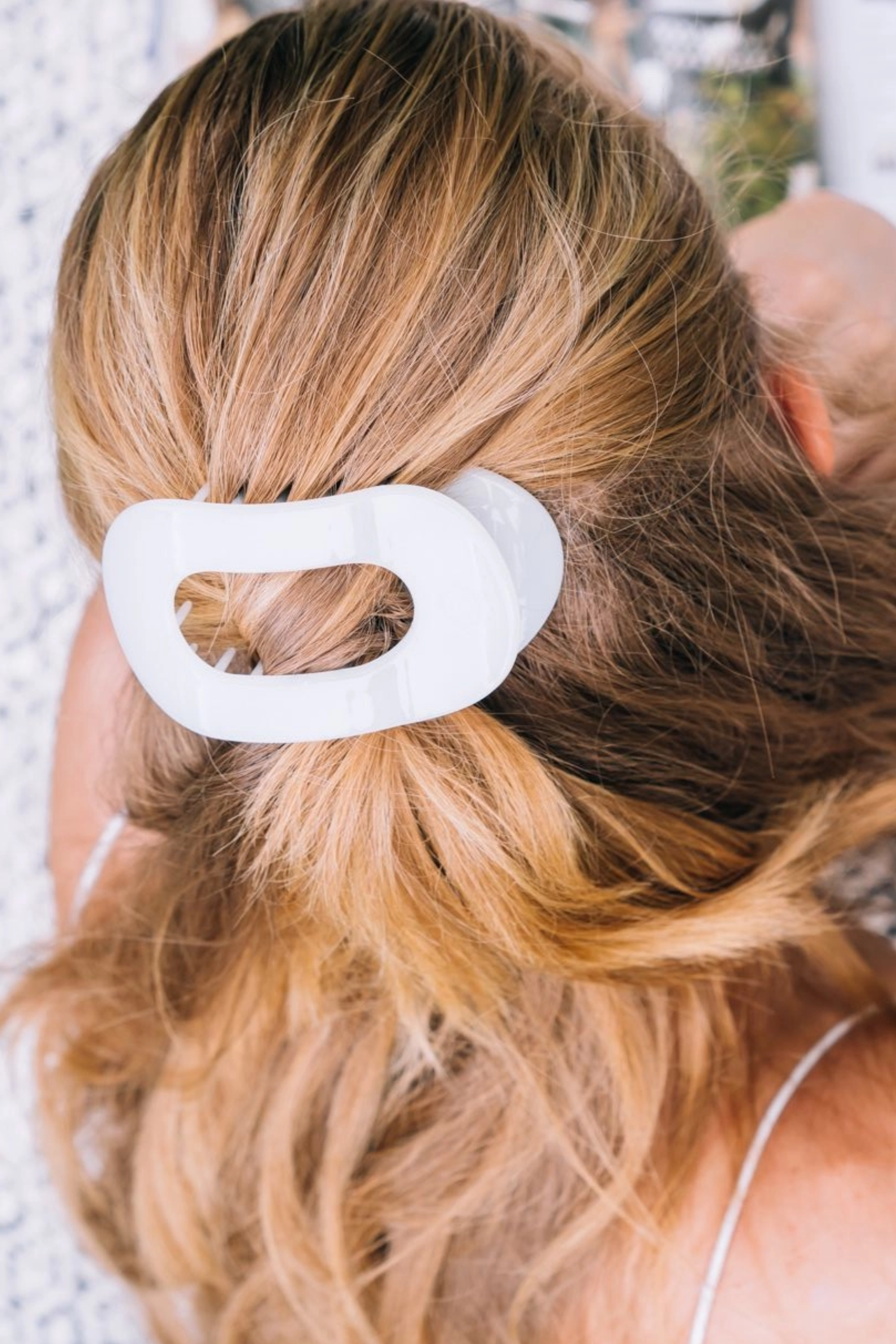 Medium Flat Round Clip - Coconut White